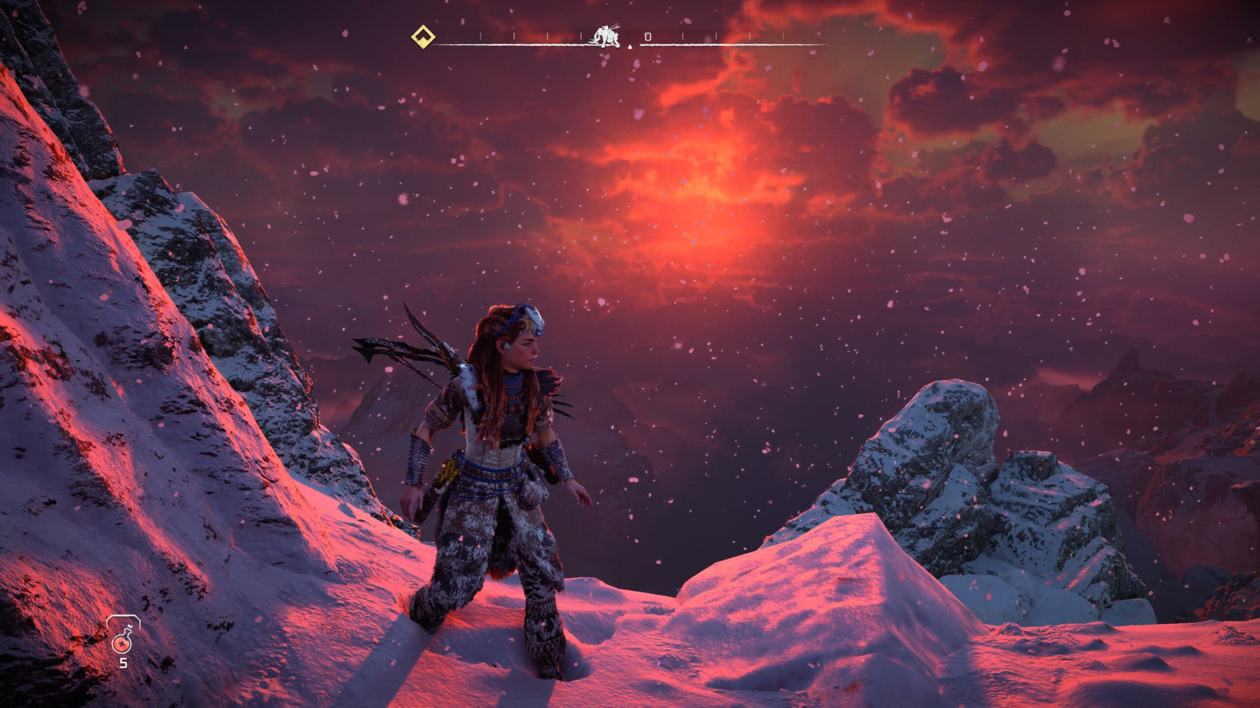 Aloy bei Sonnenuntergang auf einem verschneiten Berg, Horizon 2 Screenshot