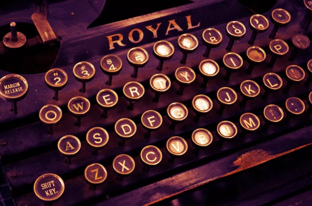 Stilistisches Foto einer sehr alten Schreibmaschine aus dem Hause Royal