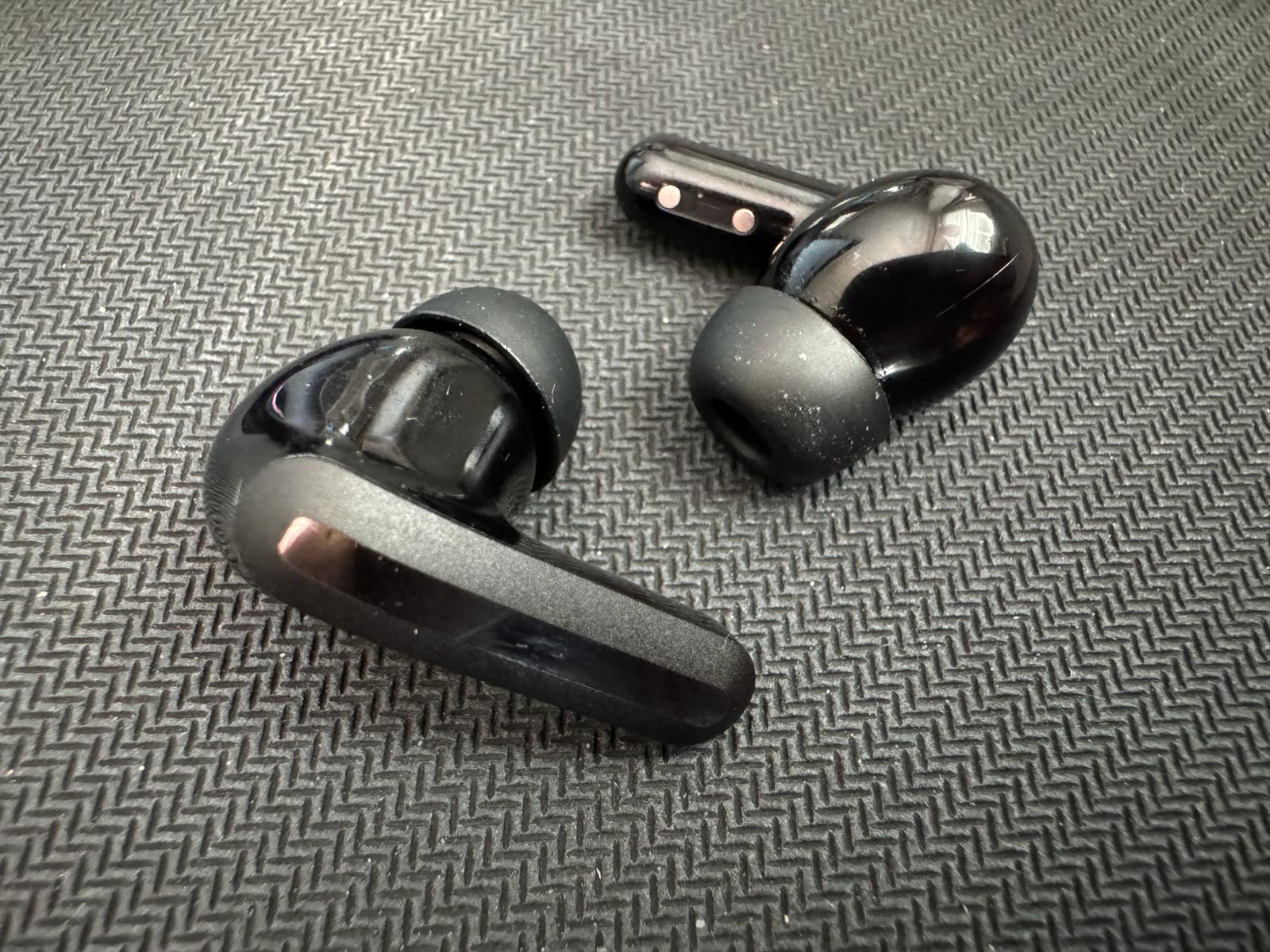 Xiaomi Buds 5 vor schwarzem Strukturhintergrund